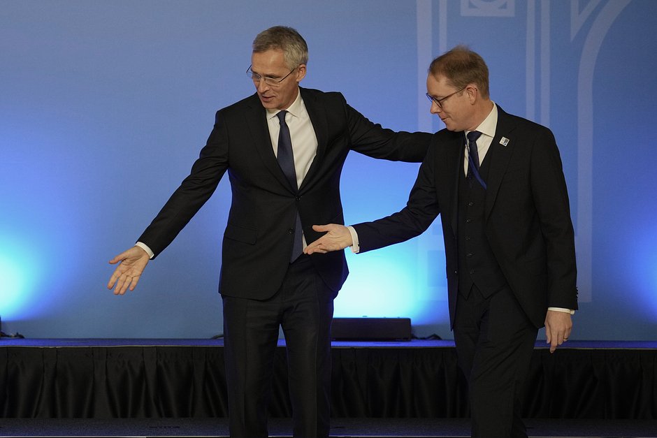 Министр иностранных дел Швеции Тобиас Билльстрём (справа) с генеральным секретарем НАТО Йенсом Столтенбергом в первый день встречи министров иностранных дел стран-членов НАТО в Бухаресте, Румыния, 29 ноября 2022 года