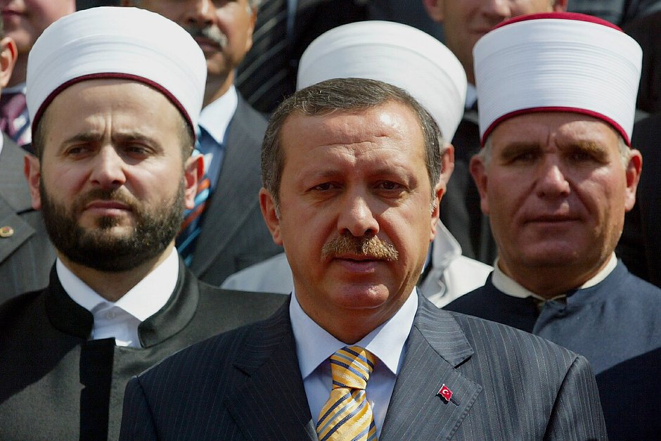 Премьер-министр Турции Эрдоган позирует с представителями стран, присутствовавшими на шестом заседании Евроазиатского исламского совета во дворце Долмабахче в Стамбуле, 5 сентября 2005 года