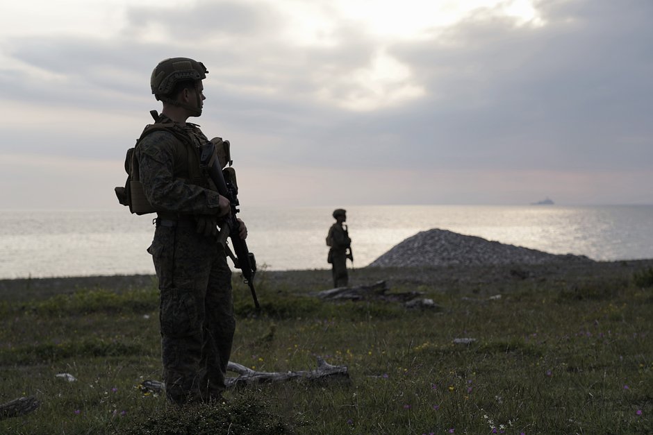Американские солдаты на пляже Готланд после учений по высадке морского десанта в рамках ежегодных военных учений BALTOPS в Балтийском море в Тофте, Готланд, Швеция, 7 июня 2022 года