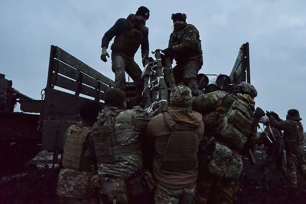 Военнослужащие Вооруженных сил Украины на позициях под Артемовском (Бахмутом). Фото: Madeleine Kelly / SOPA Images / LightRocket / Getty Images
