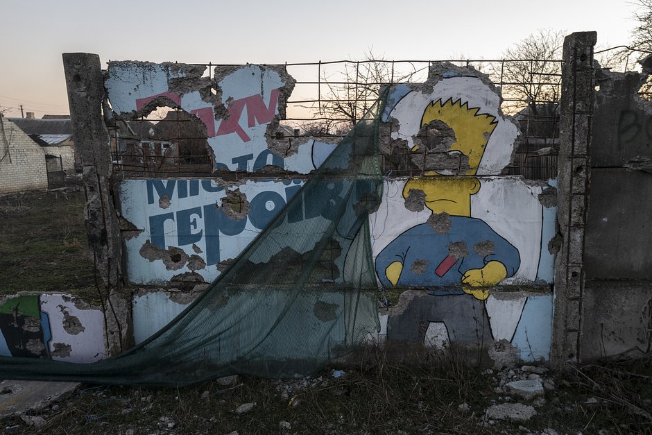 Вид на поврежденную стену с граффити в Артемовске (Бахмуте), 26 января 2023 года