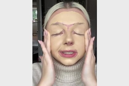 Блогерша испробовала необычный способ нанесения макияжа и показала результат