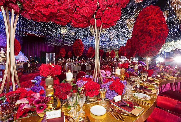 Столы для гостей украшали красные розы и пунцовые каллы