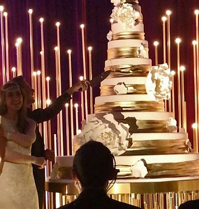 В финале свадьбы молодые разрезали гигантский десятиуровневый торт