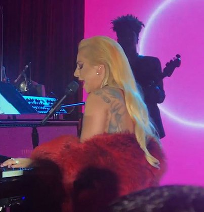 Для новобрачных пела сама Леди Гага, аккомпанируя себе на рояле