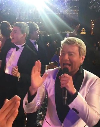 Российский певец Николай Басков не жалел голоса, чтобы порадовать молодых и гостей