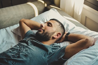 Психиатр предупредил о пугающем последствии сна на спине