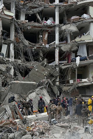 В Турции произошло сильнейшее за 80 лет землетрясение. Страшные кадры  катастрофы, унесшей тысячи человеческих жизней: Происшествия: Мир: Lenta.ru
