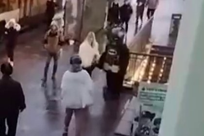 Мужчина в костюме Бэтмена спас россиянку от кражи 700 тысяч и попал на видео