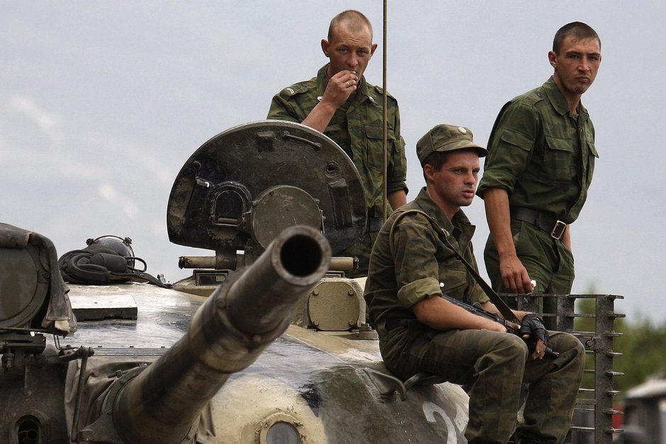 Российские военнослужащие на танке в Гори, 15 августа 2008 года