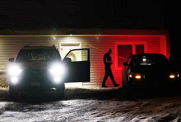 Сотрудник частной службы охраны у дома, где произошло убийство студентов. Фото: Ted S. Warren / AP