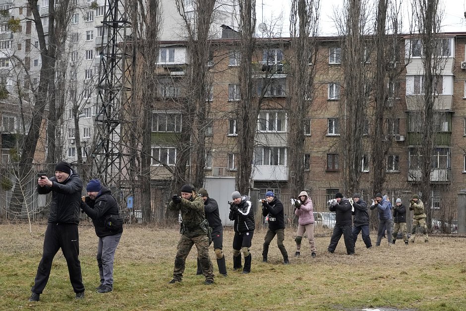 Тренировка гражданских лиц и членов военизированного формирования «Грузинский легион» в Киеве, 19 февраля 2022 года