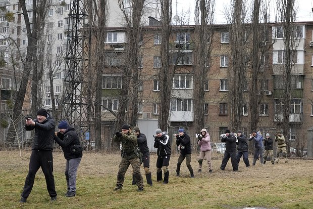 Тренировка гражданских лиц и членов военизированного формирования «Грузинский легион» в Киеве, 19 февраля 2022 года. Фото: Efrem Lukatsky / AP