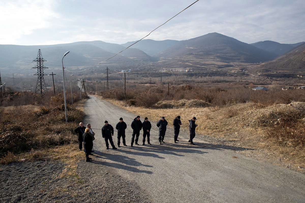 Сотрудники пограничной полиции блокируют дорогу во время акции протеста на границе с Южной Осетией, неподалеку от села Одзиси, Грузия, 15 декабря 2019 года