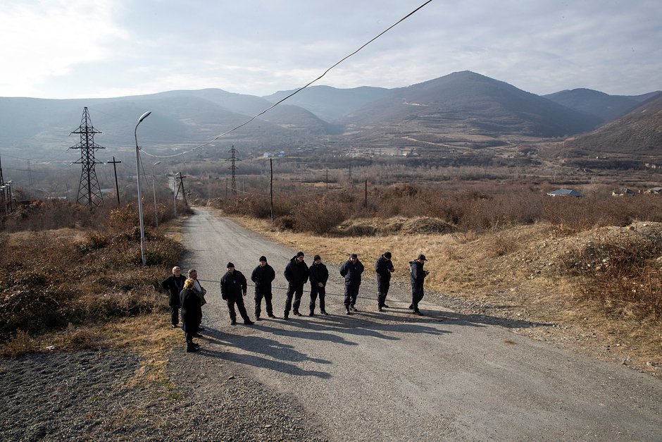 Сотрудники пограничной полиции блокируют дорогу во время акции протеста на границе с Южной Осетией, неподалеку от села Одзиси, Грузия, 15 декабря 2019 года