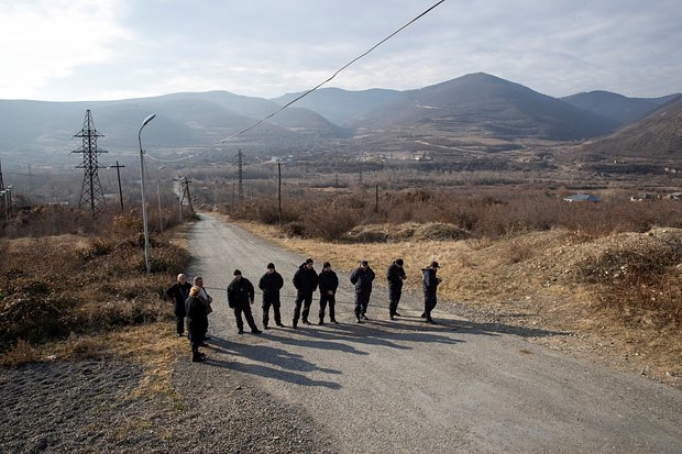 Сотрудники пограничной полиции блокируют дорогу во время акции протеста на границе с Южной Осетией, неподалеку от села Одзиси, Грузия, 15 декабря 2019 года. Фото: Daro Sulakauri / Reuters