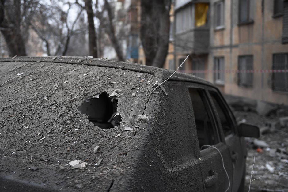 Автомобиль, пострадавший в результате обстрела со стороны Вооруженных сил Украины, в Калининском районе Донецка, 16 января 2023 года
