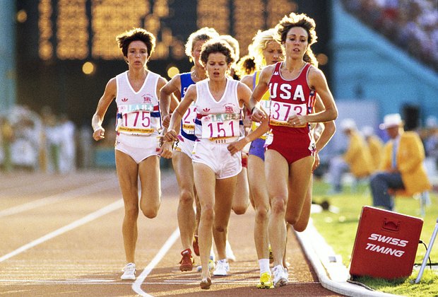 Мари Деккер (не первом плане) и Зола Бадд (в центре). Фото: Steve Powell / Allsport / Hulton Archive / Getty Images