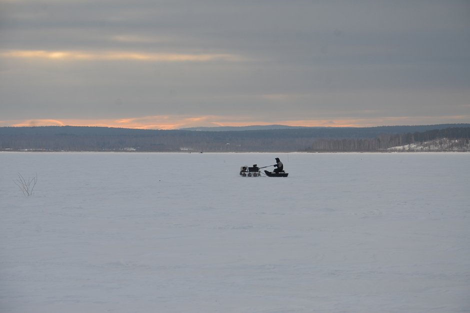 Рыбак на озере Чебаркуль. Зима 2023 года