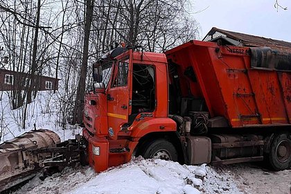 Снегоуборочный КамАЗ переехал двух россиянок на тротуаре