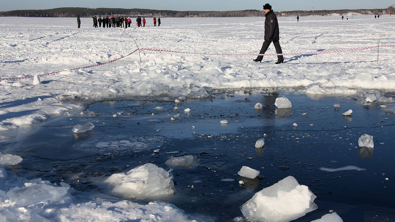 Закрыл детей, приняв осколки на себя» 10 лет назад упал Челябинский метеорит.  Как это было — рассказывают очевидцы: Общество: Россия: Lenta.ru