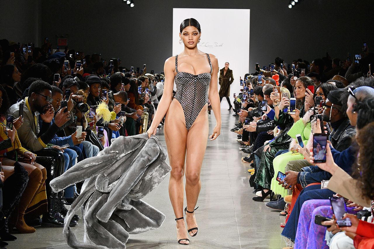 Показ одежды Рианны на неделе моды New York Fashion Week