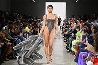 Платья из водорослей и обувь из секс-игрушек: как выглядит одежда будущего?