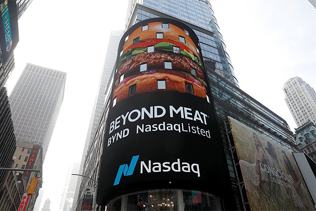 Логотип Beyond Meat на здании NASDAQ во время IPO компании