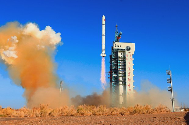 Запуск китайской ракеты-носителя с спутником S-SAR01, предназначенным для управления чрезвычайными ситуациями и мониторинга среды. Фото: Wang Mingyan / Costfoto / Future Publishing / Getty Images
