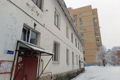 Путин призвал расселять россиян из аварийных домов в деревянные заводские