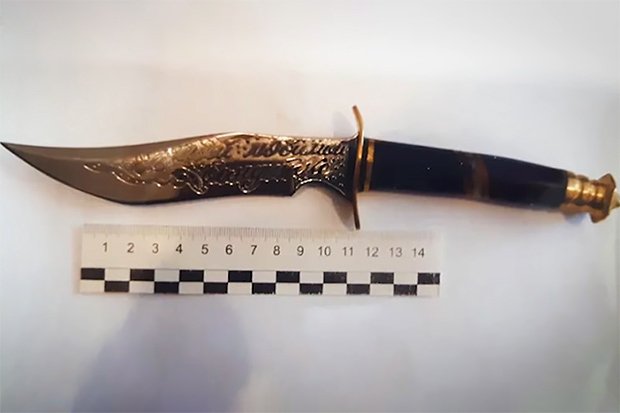 Нож с гравировкой «Моей любимой амазонке», найденный неподалеку от места убийства семьи подполковника Чудакова