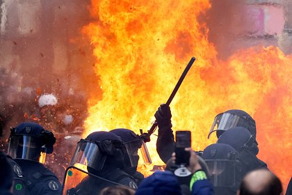 На протесты против пенсионной реформы во Франции вышли более 900 тысяч человек