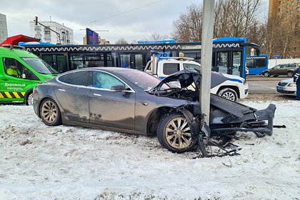 В ДТП с Tesla в Москве пострадали дети