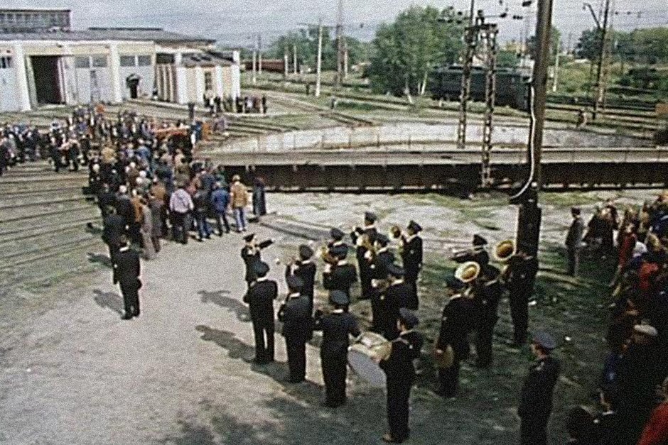 Кадр из фильма «Остановился поезд»
