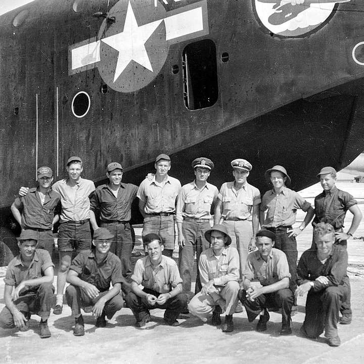 Летный и наземный экипаж спасательной эскадрильи VH-4 рядом с самолетом Мартин ПБМ «Маринер» с номером K-3 на аэродроме базирования. Тихий океан. 1945 год
