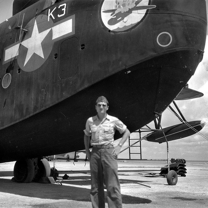 Летчик спасательной эскадрильи VH-4 рядом рядом с самолетом Мартин ПБМ «Маринер» с номером K-3 на аэродроме базирования. Тихий океан. 1945 год