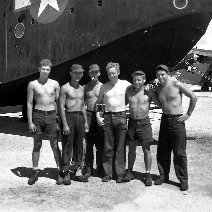 Наземный персонал спасательной эскадрильи VH-4 рядом с самолетом Мартин ПБМ «Маринер» с номером K-3 на аэродроме базирования. Тихий океан. 1945 год