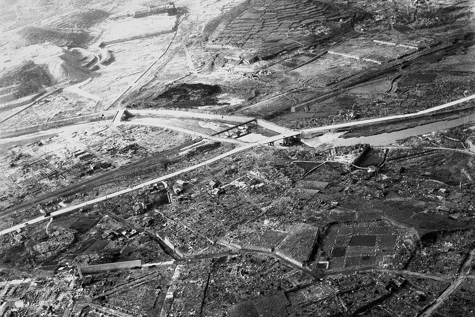 Центра города Нагасаки, разрушенный атомной бомбой, сброшенной американцами 9 августа 1945 года. Атомная бомба Fat Man («Толстяк») эквивалентом в 21 тысячу тонн тротила была сброшена на город с высоты 500 метров. Жертвами стали 39 тысяч человек, к концу года эта цифра возросла до 75 тысяч человек. Половина города с численностью населения 195 тысяч человек была полностью разрушена. Нагасаки, Япония. 1945 год