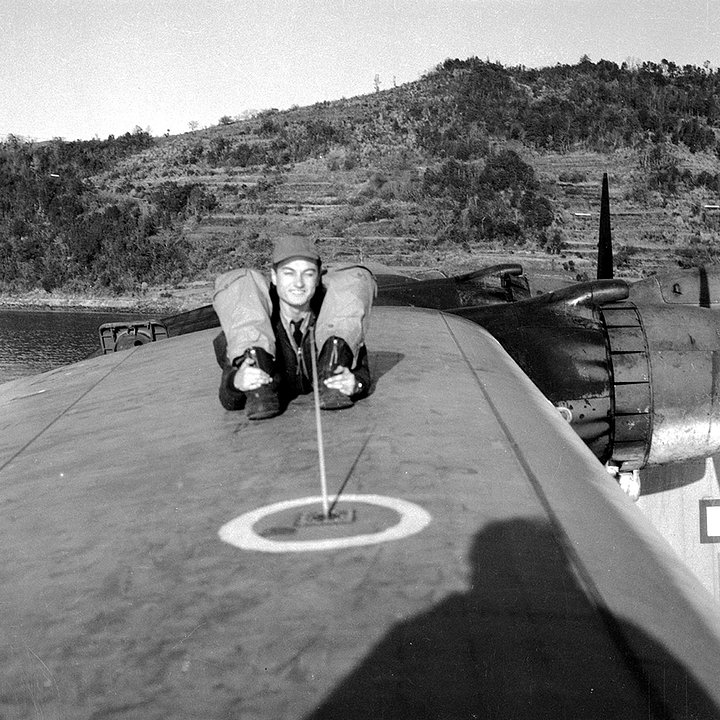 Портрет авиаторов на крыле самолета Мартин ПБМ «Маринер» с номером K-3. У одного из островов в Тихом океане. 1945 год
