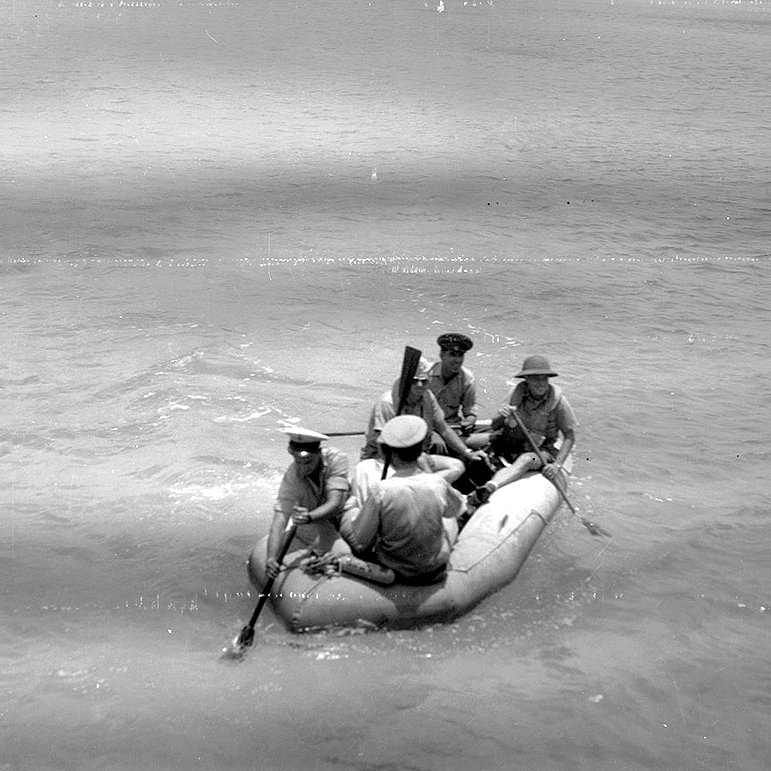 Экипаж самолета плывет на надувной лодке к берегу одного из островов. Тихий океан. 1945 год