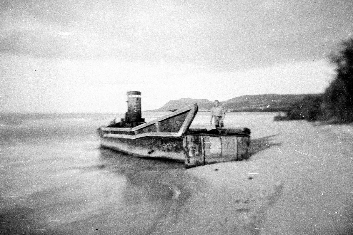 Останки японского десантного катера типа «Дайхацу» на берегу острова. Тихий океан. 1945 год