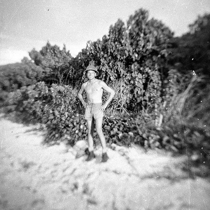 Портрет авиатора на берегу острова. Тихий океан. 1945 год
