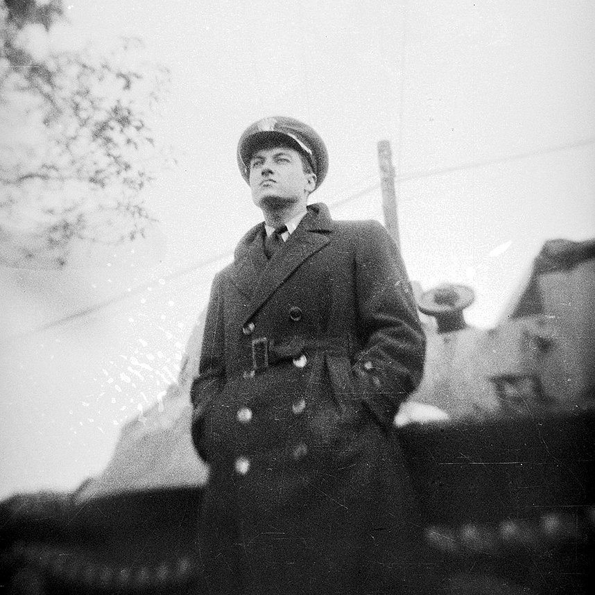 Портрет авиатора на фоне подбитого японского легкого танка типа 95, также известного под кодовым названием «Ха-го». Токио, Япония. 1945 год