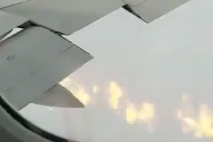 Пассажиры самолета с горящим крылом рассказали о панике на борту во время полета