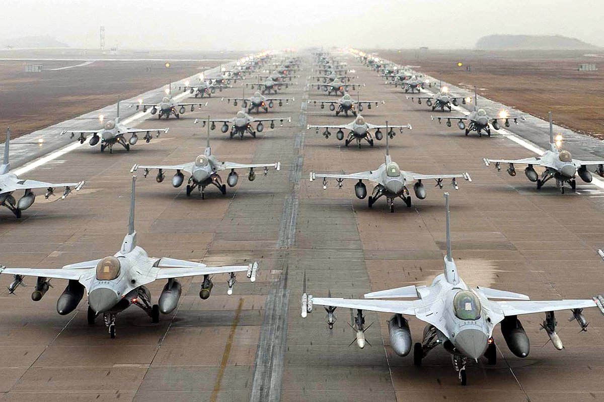 Истребители F-16 Fighting Falcon во время «слоновьей прогулки» в Южной Корее