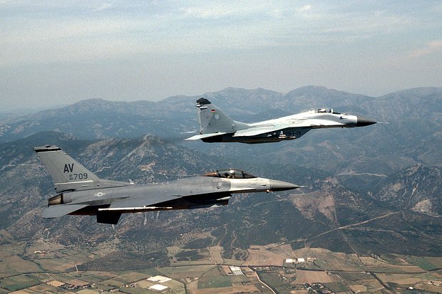 F-16 ВВС США и немецкий МиГ-29 на учениях. Фото: Tana R. Hamilton / The U.S. National Archives