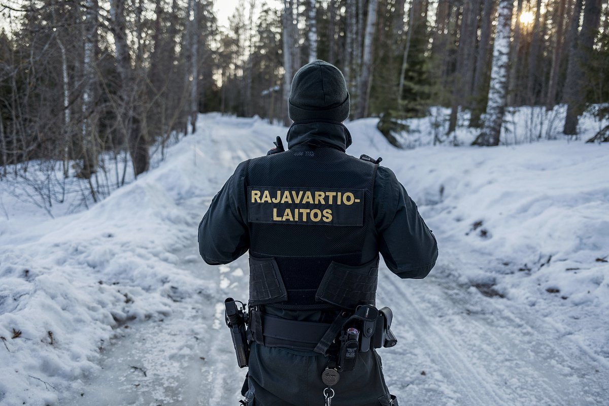 Пограничник в финском поселке Нуйямаа, где расположен пункт пропуска на границе с Россией