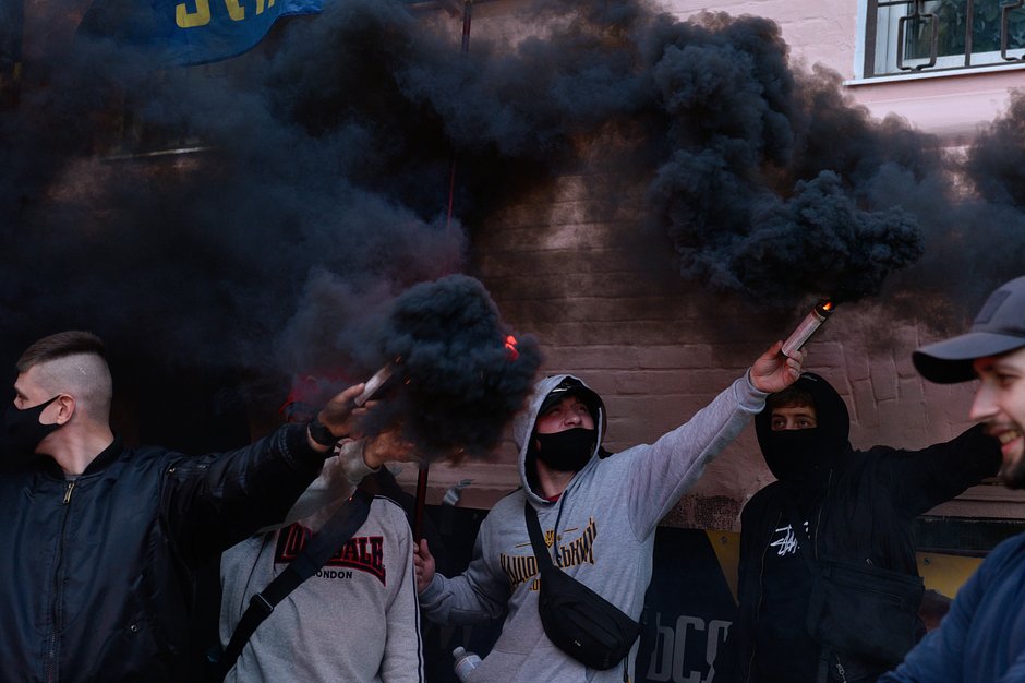Участники акции у здания Печерского районного суда Киева, где рассматривалось ходатайство следствия об избрании меры пресечения политику Виктору Медведчуку, 13 мая 2021 года