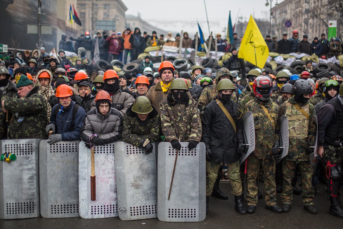 Отряды «Самообороны Майдана» у баррикад на улице Крещатик во время попытки сторонников президента Януковича убрать баррикады