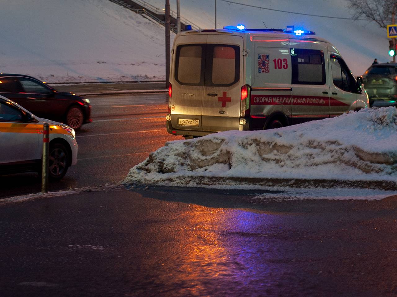 Российский школьник попал в больницу из-за удара током на автобусной  остановке: Общество: Россия: Lenta.ru